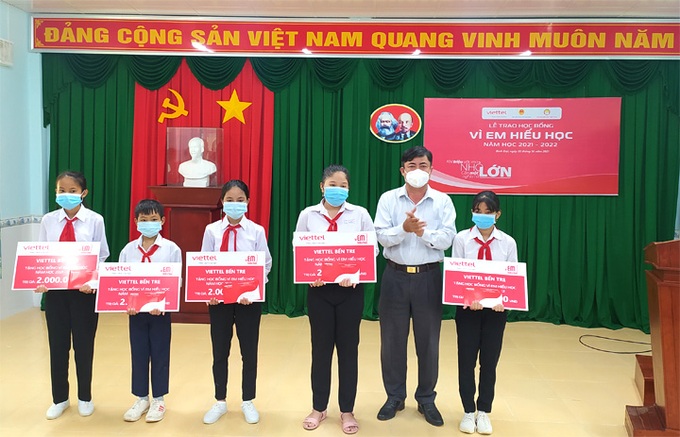 Trao học bổng cho học sinh nghèo hiếu học.