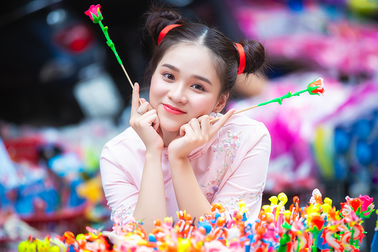 Nữ sinh tuổi 18 trở lại tuổi ấu thơ với đồ chơi Trung thu truyền thống