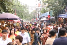 Chen chân đi lễ Phủ Tây Hồ cầu may đầu năm mới