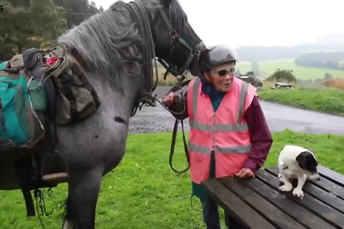 Cụ bà 80 tuổi hỏng một mắt vẫn cưỡi ngựa 1000 km mỗi năm