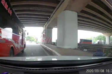 Phẫn nộ xe khách vượt ẩu gây tai nạn rồi vượt đèn đỏ bỏ chạy