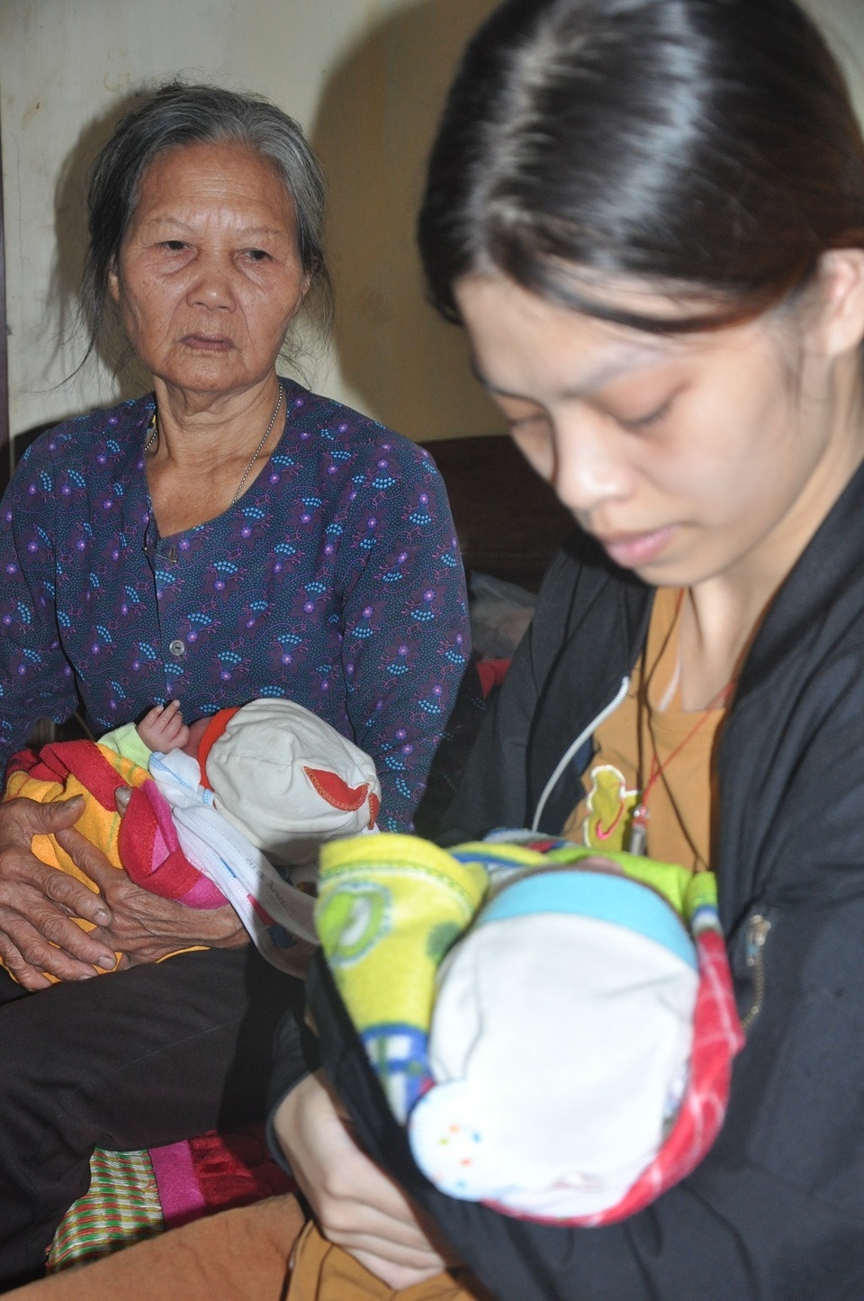 Xót xa cảnh người mẹ sinh 3 bé yếu ớt, một bé mãi mãi ra đi...2 bé nằm cấp cứu! - 8 Xót xa cảnh người mẹ sinh 3 bé yếu ớt, một bé mãi mãi ra đi...2 bé nằm cấp cứu! - 8