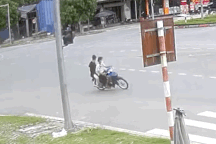 Thanh niên vượt đèn đỏ đâm ngã người đi đường rồi lao vào dải phân cách