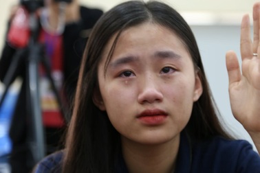 Học sinh quỳ gối, khóc nức nở nhận lỗi đã vô tâm với bố mẹ