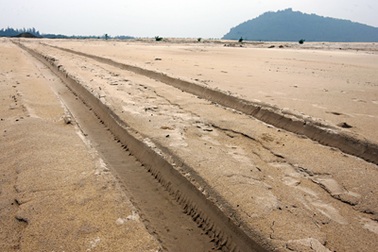 Kiểm tra thực trạng môi trường ở “nơi vàng đen đi qua”