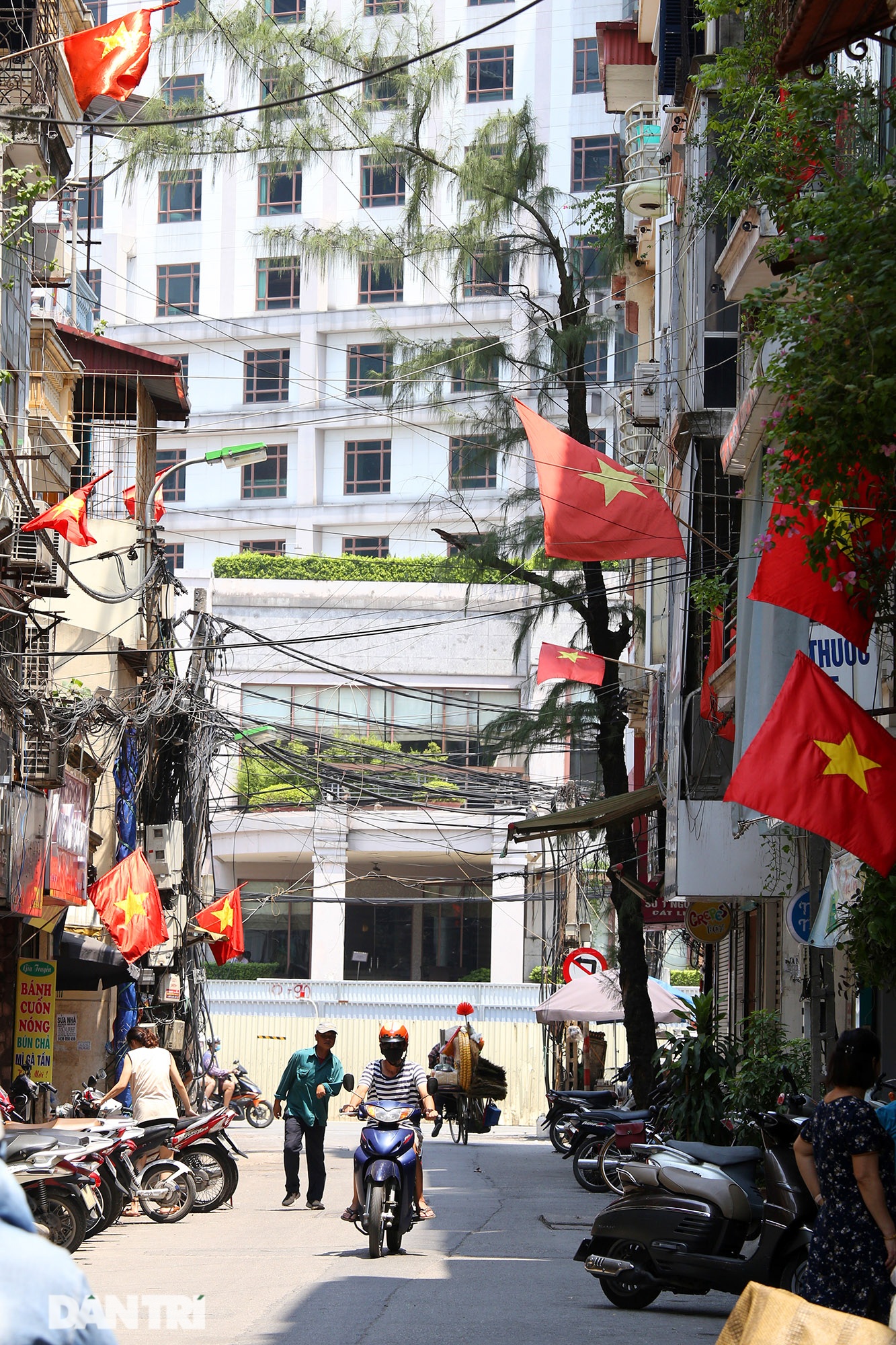 Hà Nội: Cờ Tổ quốc đỏ rực khắp phố phường mừng ngày Quốc Khánh - 11 Hà Nội: Cờ Tổ quốc đỏ rực khắp phố phường mừng ngày Quốc Khánh - 11