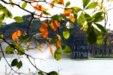 Hồ Gươm lãng mạn mùa lộc vừng thay màu lá