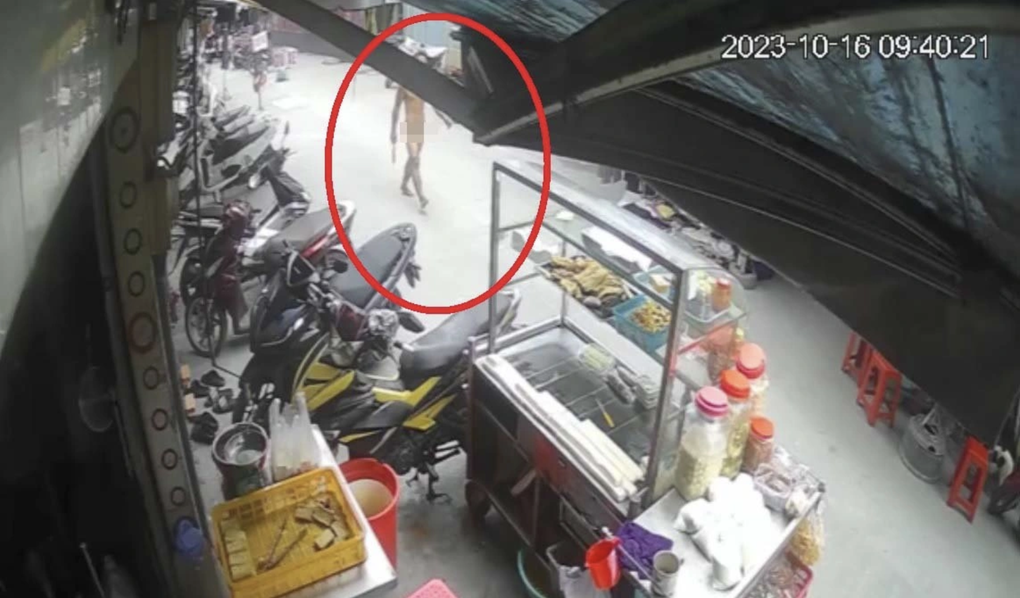 Vụ gã trai khỏa thân chém nhiều người ở TPHCM: Hồi sức nạn nhân bị cắt cổ - 2 Vụ gã trai khỏa thân chém nhiều người ở TPHCM: Hồi sức nạn nhân bị cắt cổ - 2
