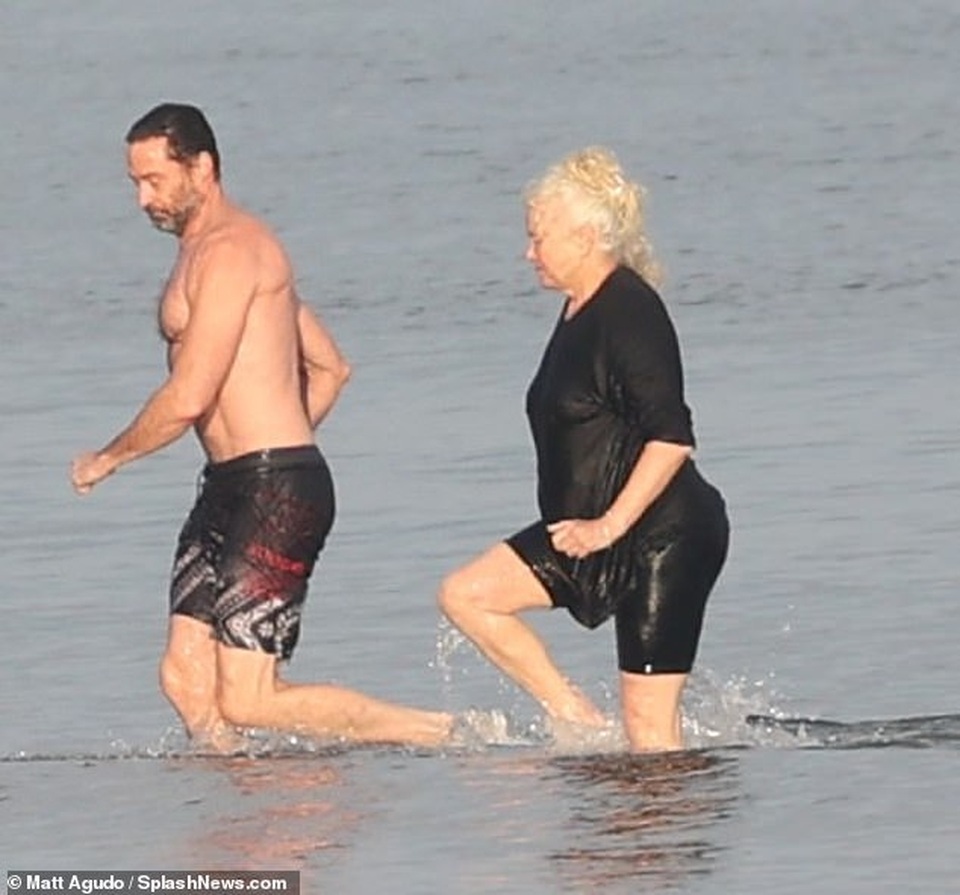 Người sói Hugh Jackman đi tắm biển cùng vợ hơn 13 tuổi - 2 Người sói Hugh Jackman đi tắm biển cùng vợ hơn 13 tuổi - 2