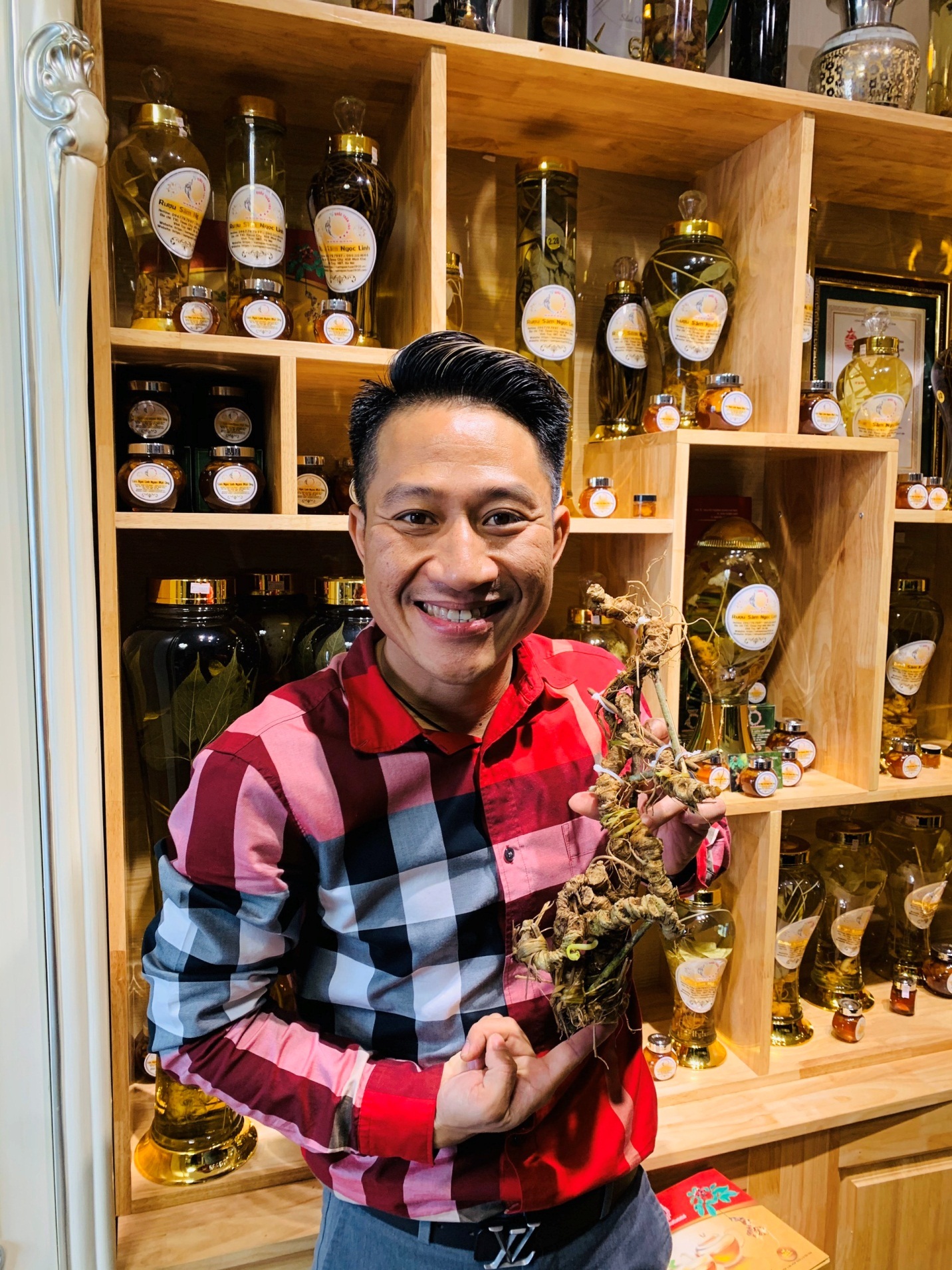 Chiêm ngưỡng “báu vật” Sâm Ngọc Linh rừng hơn 100 năm tuổi dáng rồng lượn - 1