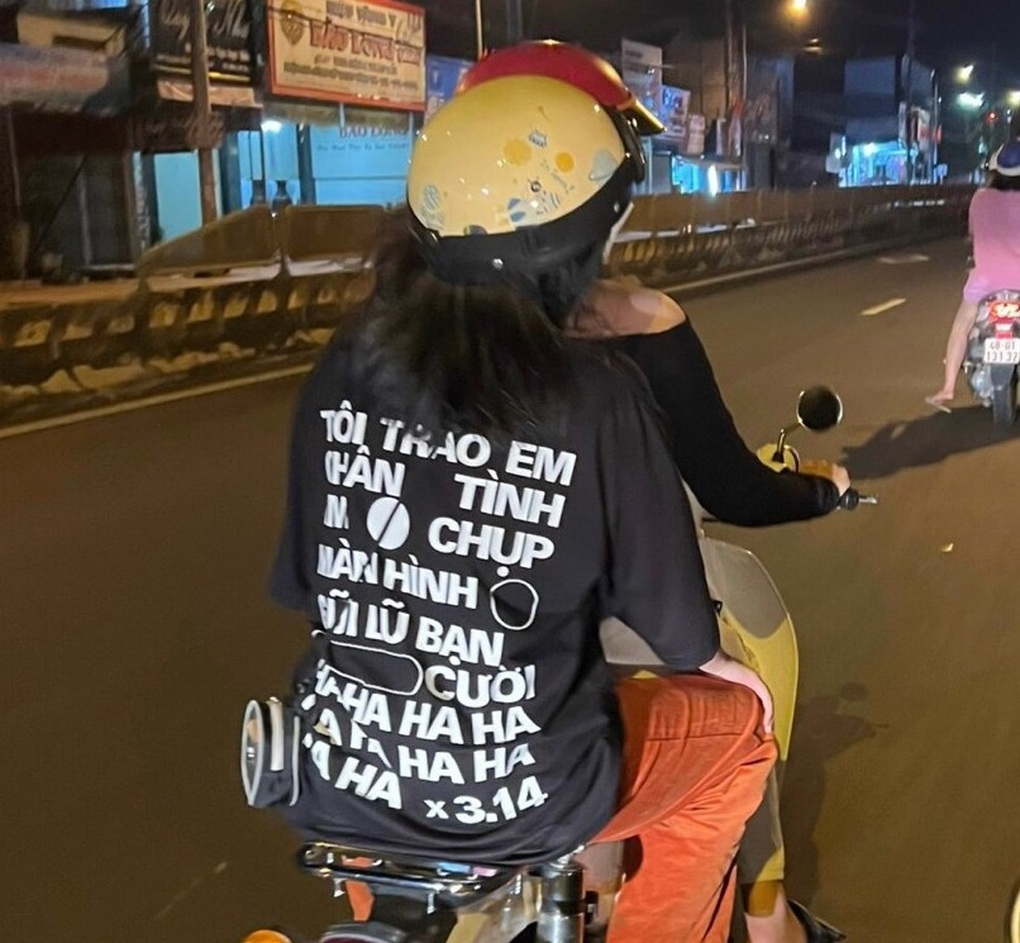 Giật mình với những khẩu hiệu thô tục trên trang phục của giới trẻ - 1 Giật mình với những khẩu hiệu thô tục trên trang phục của giới trẻ - 1