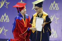 Người cha bật khóc, hiệu trưởng "quỳ gối" trao bằng trong lễ tốt nghiệp