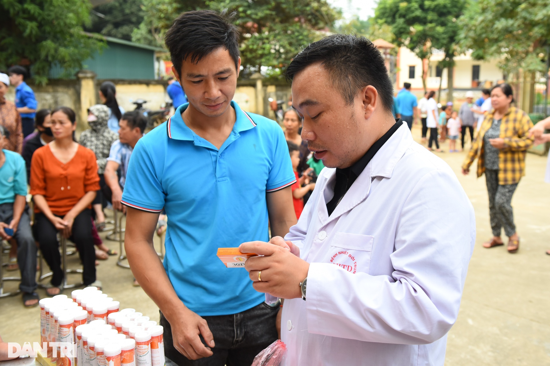 Gần 500 người dân vùng sạt lở Lào Cai được khám bệnh, tặng quà - 2