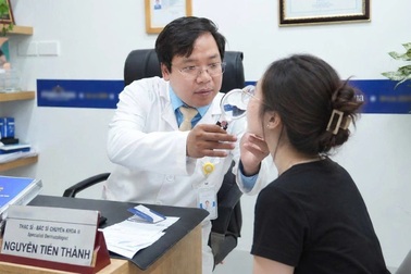 Nhiều nữ sinh mặt "như ong đốt" sau làm đẹp cấp tốc để tựu trường