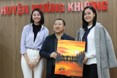 Á hậu Đào Thị Hiền tự tay vẽ tranh tặng trẻ em vùng cao