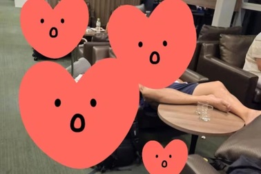 Khách Hàn Quốc gác chân lên bàn ở sân bay Đà Nẵng khiến đồng hương xấu hổ