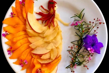 Cô giáo "vẽ" phượng hoàng, công chúa bằng thịt cá, hoa quả