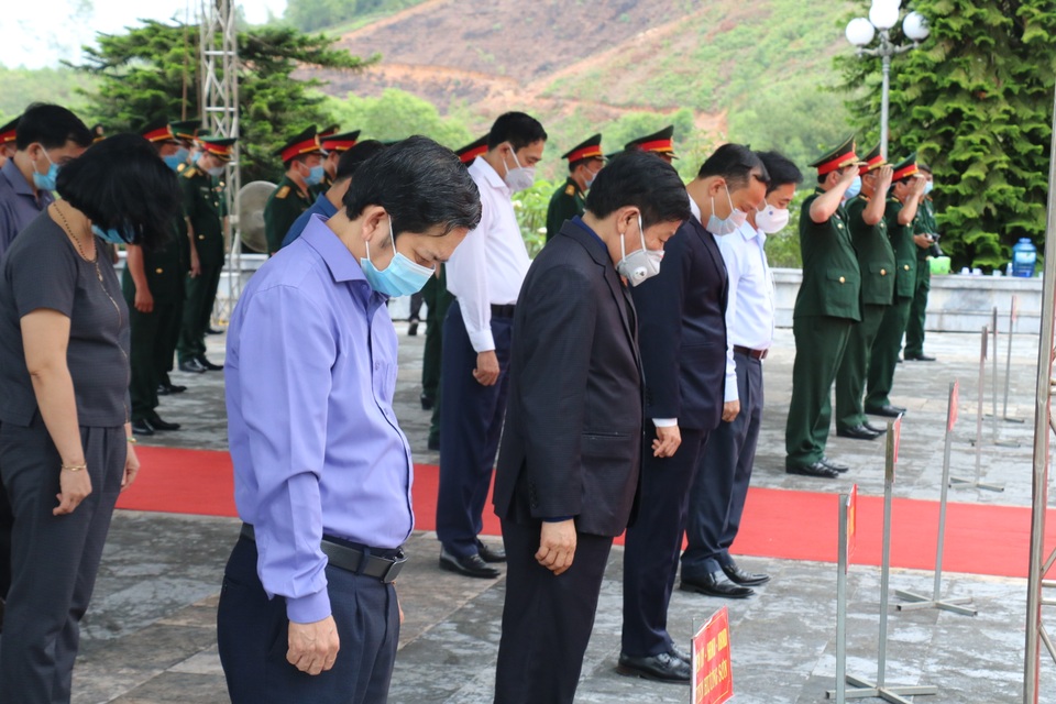 Thiêng liêng giây phút đón các anh về với đất mẹ - 3 Thiêng liêng giây phút đón các anh về với đất mẹ - 3