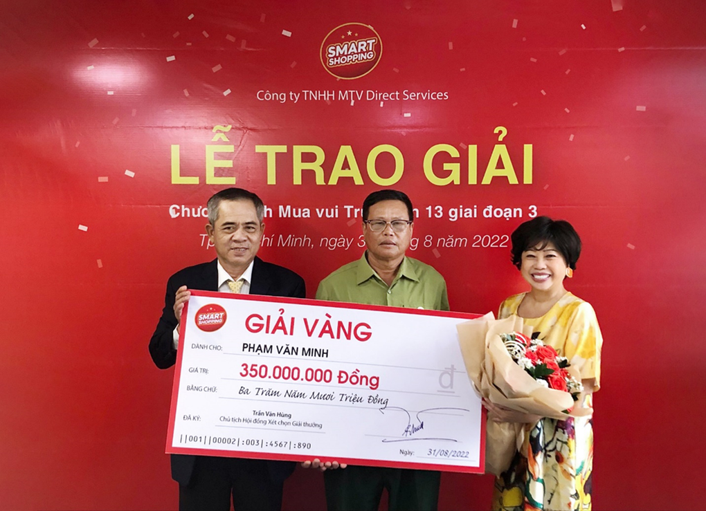 Nghệ sĩ Phi Phụng hạnh phúc khi trao hàng trăm triệu cho khách hàng - 1 Nghệ sĩ Phi Phụng hạnh phúc khi trao hàng trăm triệu cho khách hàng - 1