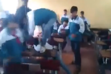 Đình chỉ, cảnh cáo 7 nam sinh đấm đạp bạn dã man trong lớp học