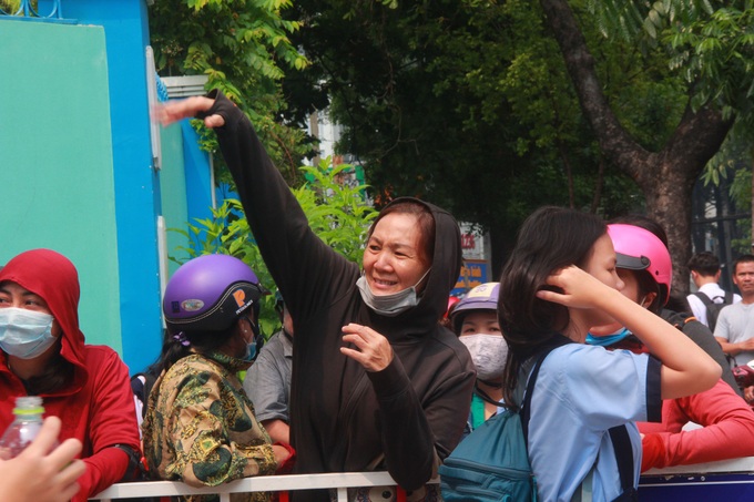 Phụ huynh lo lắng, đội mưa đợi con trong ngày đầu kỳ thi tuyển sinh vào lớp 10 - Ảnh 14. Phụ huynh lo lắng, đội mưa đợi con trong ngày đầu kỳ thi tuyển sinh vào lớp 10 - Ảnh 14.