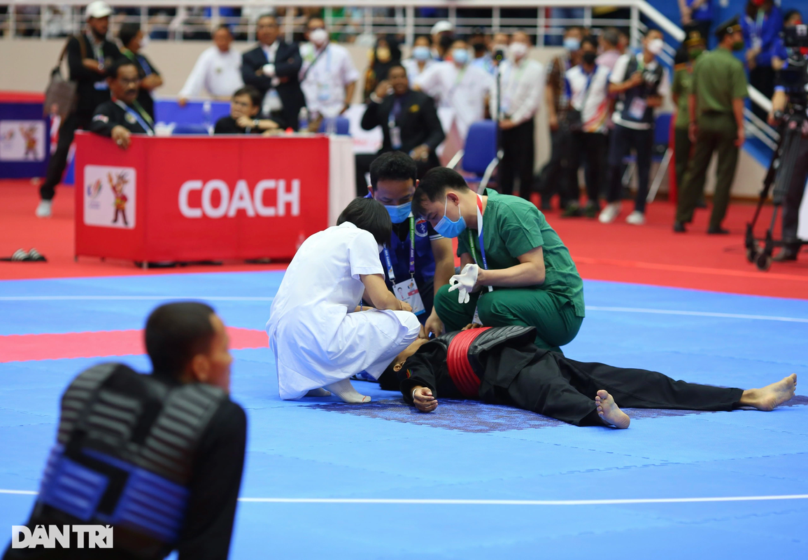 Võ sĩ đá vào mặt đối thủ, HLV Pencak Silat của Indonesia đòi tẩn trọng tài - 2 Võ sĩ đá vào mặt đối thủ, HLV Pencak Silat của Indonesia đòi tẩn trọng tài - 2