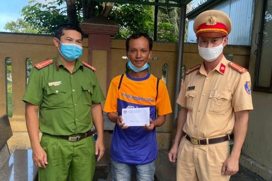 Bị trộm hết tiền, người đàn ông quyết định đi bộ 1.200 km về quê - 2 Bị trộm hết tiền, người đàn ông quyết định đi bộ 1.200 km về quê - 2