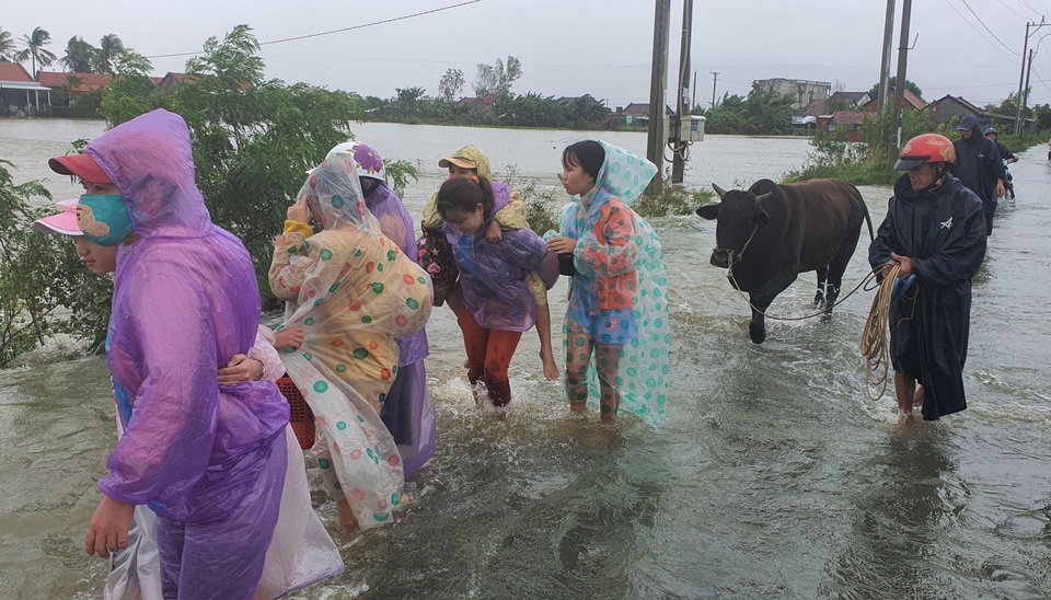 Thừa Thiên Huế: Mưa cực lớn ở thượng nguồn, nước lũ ào vào phố - 11 Thừa Thiên Huế: Mưa cực lớn ở thượng nguồn, nước lũ ào vào phố - 11