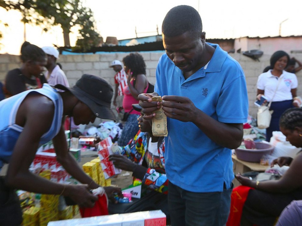 Nghề vá tiền rách làm ăn phát đạt ở Zimbabwe - 4 Nghề vá tiền rách làm ăn phát đạt ở Zimbabwe - 4