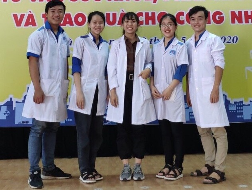 Sinh viên trường Y trắng đêm canh Covid-19 ở cửa ngõ Đà Nẵng - 1 Sinh viên trường Y trắng đêm canh Covid-19 ở cửa ngõ Đà Nẵng - 1
