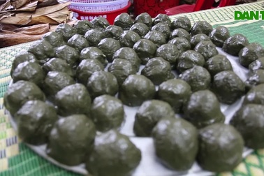 Làng bánh gai ngon nức tiếng tất bật ngày đêm phục vụ Tết