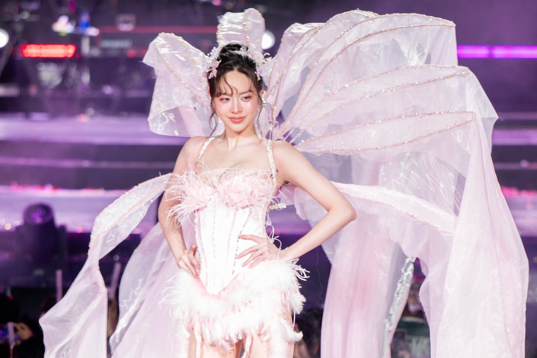 Hoa hậu Thanh Thủy, Hương Giang, Tiểu Vy đọ dáng catwalk, ai là vedette?