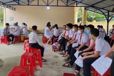 Hai học sinh báo đã tiêm liên tiếp 2 mũi vaccine Covid-19