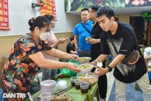 Quán cháo "nhà nghèo" ở Hà Nội, khách xếp hàng dài chờ thưởng thức