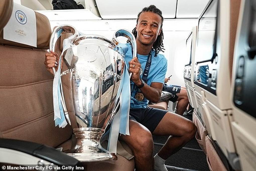 Man City mang Cúp Champions League về Anh ăn mừng cùng người hâm mộ - 6 Man City mang Cúp Champions League về Anh ăn mừng cùng người hâm mộ - 6