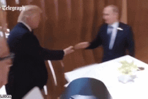 Chuyên gia mổ xẻ cái bắt tay “khác lạ” của ông Trump và Putin