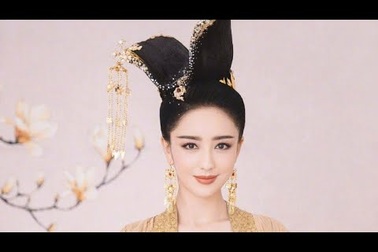 "Mỹ nhân Tân Cương" Đồng Lệ Á cuốn hút trên sân khấu