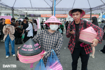 Trước show Blackpink: Phe vé treo biển giải cứu, loạt dịch vụ nở rộ ăn theo