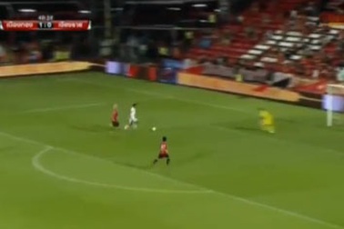 Cầu thủ Muang Thong tái hiện pha bứt tốc ghi bàn kinh điển của Bale