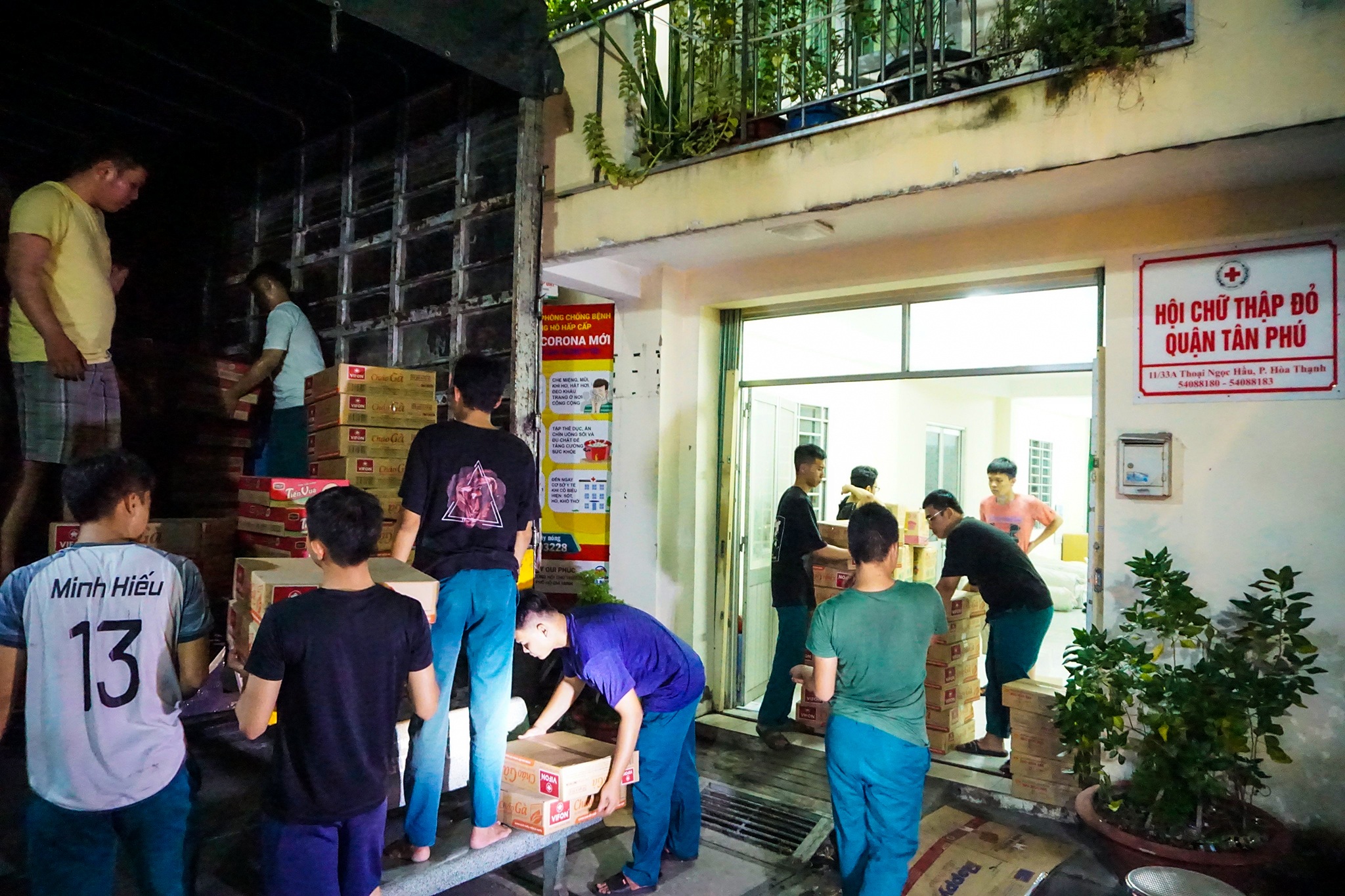 Trắng đêm gói bánh gửi đồng bào miền Trung ruột thịt - 19 Trắng đêm gói bánh gửi đồng bào miền Trung ruột thịt - 19