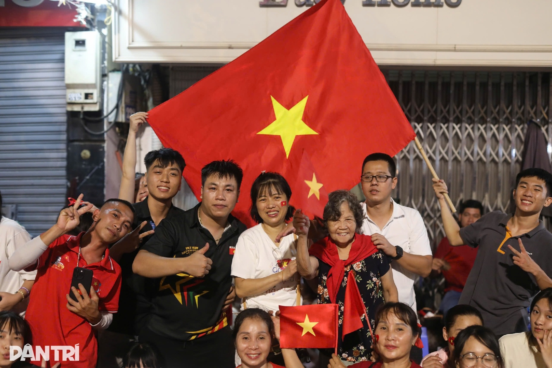 Đêm Hà Nội rộn rã tiếng ca, hàng vạn người hân hoan chờ lễ diễu binh - 11 Đêm Hà Nội rộn rã tiếng ca, hàng vạn người hân hoan chờ lễ diễu binh - 11