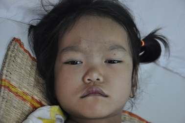 Bé Đoàn Thúy Lương đã được giúp đỡ đủ tiền ca mổ tim