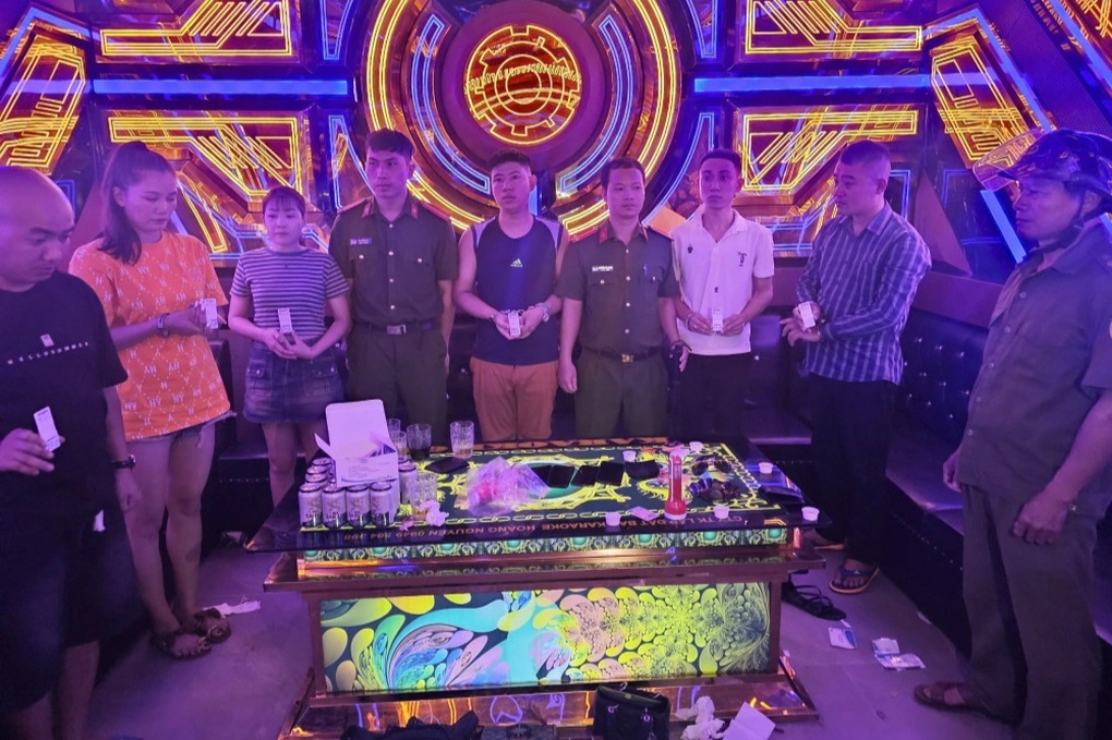 6 nam nữ bay lắc mừng sinh nhật trong quán karaoke - 1 6 nam nữ bay lắc mừng sinh nhật trong quán karaoke - 1