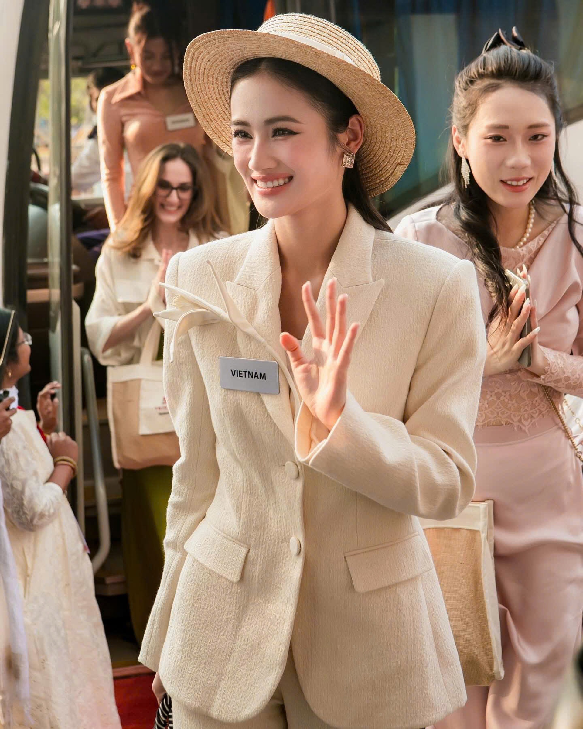 Hoa hậu Ý Nhi diện áo tắm, mang phong cách tinh tế đến Hoa hậu Thế giới - 10 Hoa hậu Ý Nhi diện áo tắm, mang phong cách tinh tế đến Hoa hậu Thế giới - 10