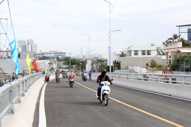 Thông xe cầu 500 tỷ đồng ở TPHCM sau hơn 1 năm xây dựng