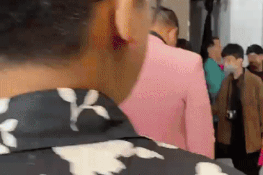 Doanh nhân Huy Trần nắm tay Ngô Thanh Vân không rời tại show thời trang