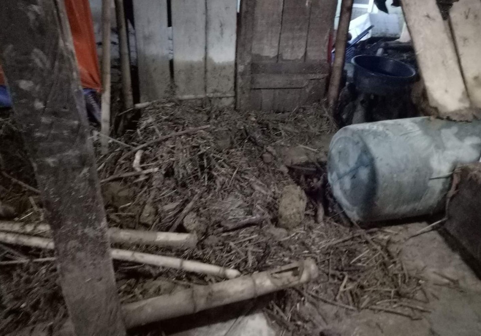 Mưa lũ gây sạt lở cầu đường, ngập nhà dân - 5 Mưa lũ gây sạt lở cầu đường, ngập nhà dân - 5