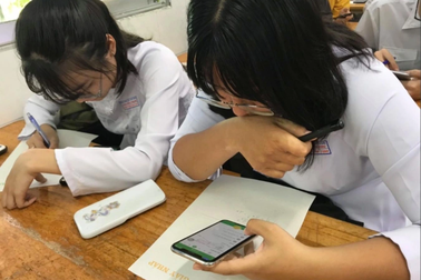 Từ vụ nữ sinh nhảy lầu sau khi bị thu điện thoại: Ứng xử sao cho phù hợp?