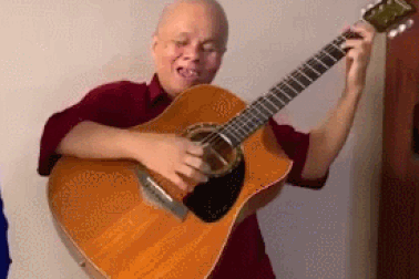 Clip “cụ già mù thể hiện tài năng guitar điêu luyện” ấn tượng nhất tuần qua