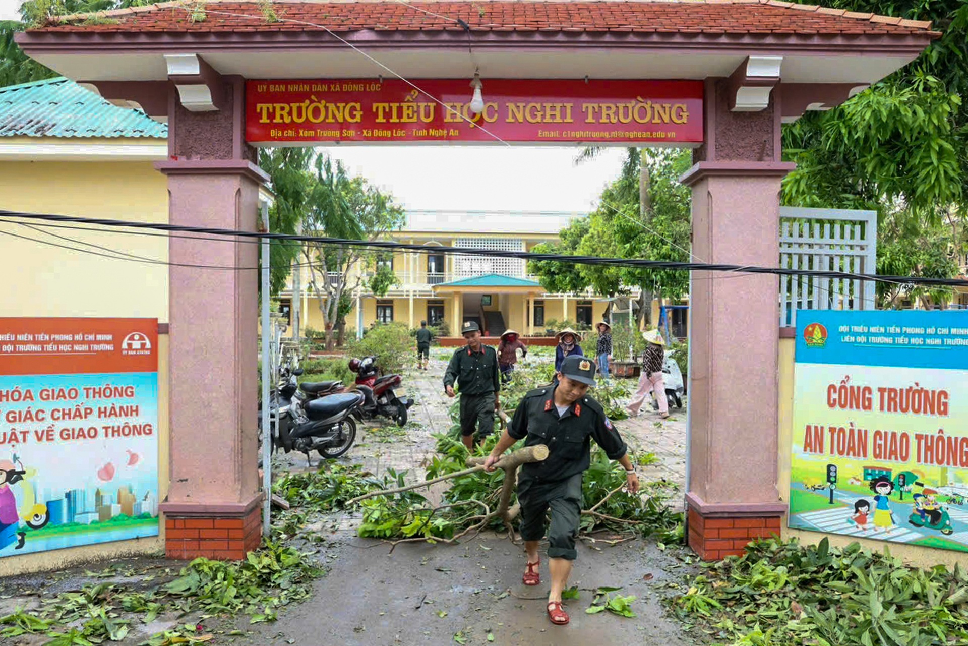 CSCĐ cùng người dân khắc phục hậu quả bão Bualoi - 5 CSCĐ cùng người dân khắc phục hậu quả bão Bualoi - 5